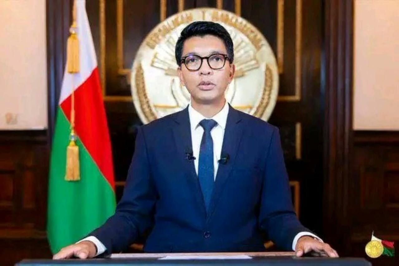 Madagascar : Le Président En Fuite Grâce à Un Avion Français? Le OK De Macron Pour Le Départ De Rajoelina ?