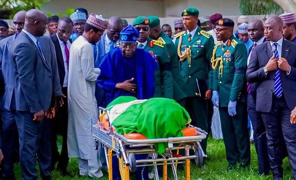 Nigeria : Coups De Canon Et Hommages À Buhari, Un Des Héros Lors De La Guerre Soutenue Par La France Dans Son Pays
