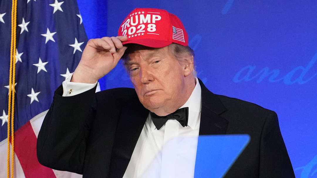 USA: En Présence Des Journalistes Accrédités à La Maison blanche, Trump Avec Un Chapeau à Polémique